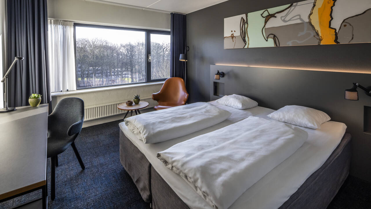 Eines der Zimmer mit Blick auf die Grünflächen.