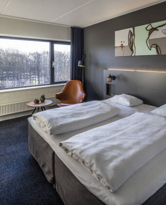 Eines der Zimmer mit Blick auf die Grünflächen.