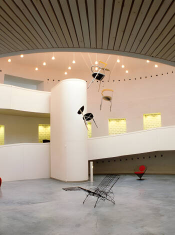 Beskåda konst, design och konsthantverk på på Trapholt moderna konstmuseum