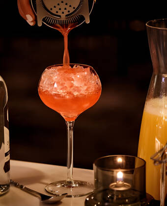 Njut av hotellets mysiga omgivningar och ta en drink.