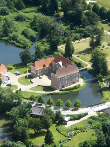 Machen Sie einen Ausflug zum Gram Schloss, das eine Vielzahl an Veranstaltungen, Geschichte und Kultur bietet.