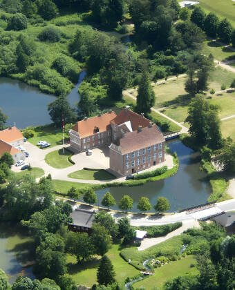 Machen Sie einen Ausflug zum Gram Schloss, das eine Vielzahl an Veranstaltungen, Geschichte und Kultur bietet.