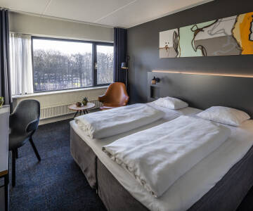 De flotte og indbydende værelser har udsigt til de grønne arealer