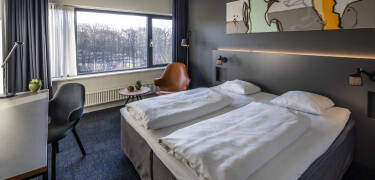 Eines der Zimmer mit Blick auf die Grünflächen.