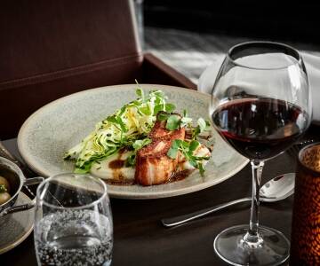 Efter en oplevelsesrig dag, kan I nyde en dejlig middag og et glas vin i hotellets restaurant