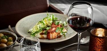 Efter en oplevelsesrig dag, kan I nyde en dejlig middag og et glas vin i hotellets restaurant