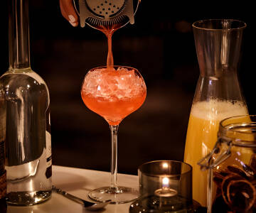 Nyd hotellets hyggelige omgivelser og tag en drink.