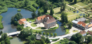 Ta turen til Gram Slott, som avholder mange arrangementer, formidler historie og kultur og mye mer.