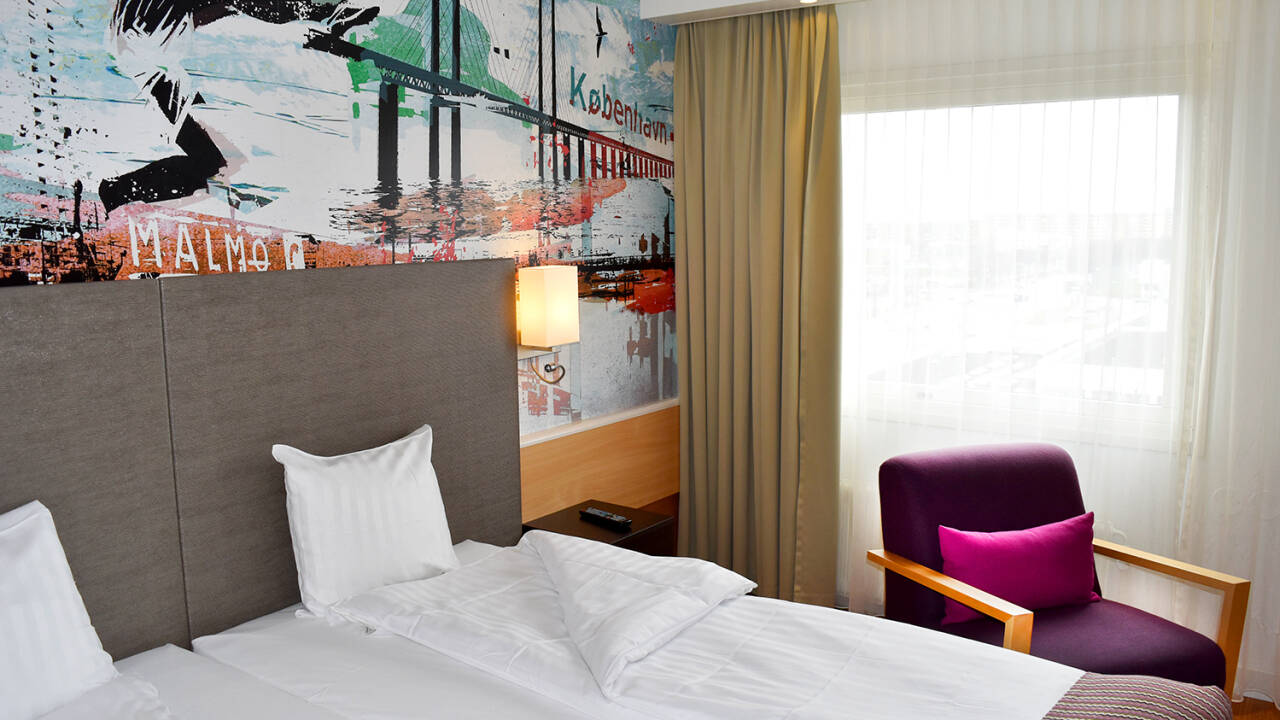 Sov gott i hotellets bekväma sängar i de moderna rummen, där även hundar är välkomna mot en extra avgift.