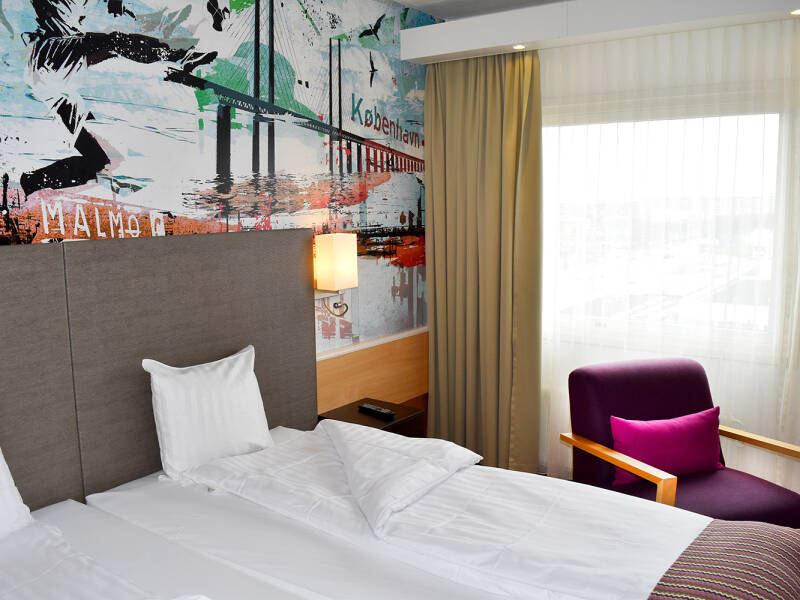 Sov gott i hotellets bekväma sängar i de moderna rummen, där även hundar är välkomna mot en extra avgift.