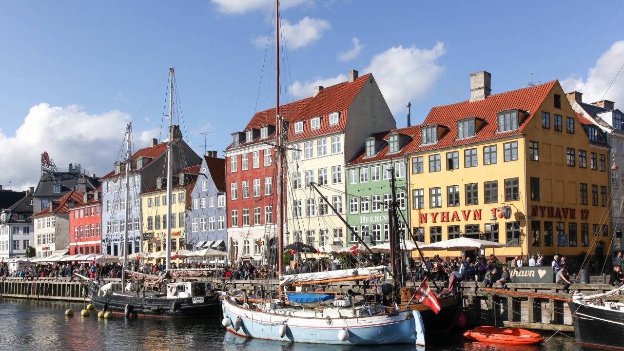 Nehmen Sie den Zug über die Öresundbrücke und kombinieren Sie Malmö mit Kopenhagen.