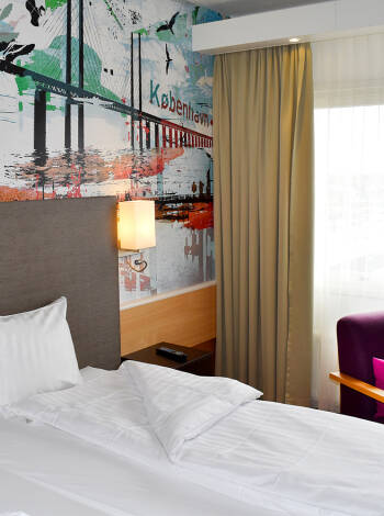 Sov gott i hotellets bekväma sängar i de moderna rummen, där även hundar är välkomna mot en extra avgift.