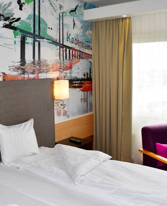 Sov gott i hotellets bekväma sängar i de moderna rummen, där även hundar är välkomna mot en extra avgift.