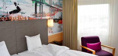 Sov gott i hotellets bekväma sängar i de moderna rummen, där även hundar är välkomna mot en extra avgift.