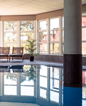 Hotellets wellnessområde har pool och bastu där du kan slappna av efter dagens utflykter.