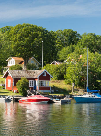 Roslagens skärgård bjuder på små kustsamhällen med unika butiker, kaféer och hamnar.