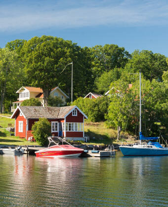 Roslagens skärgård bjuder på små kustsamhällen med unika butiker, kaféer och hamnar.