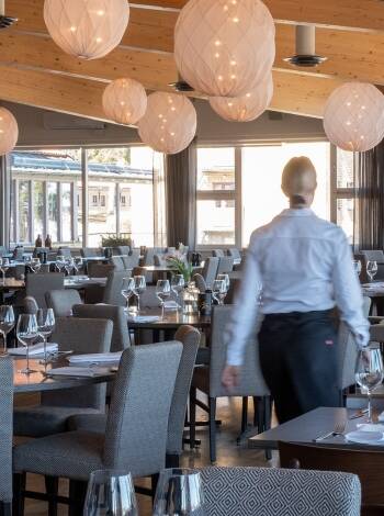 Den egna restaurangen är KRAV-certifierad och serverar hållbara måltider gjorda på säsongens lokala råvaror.