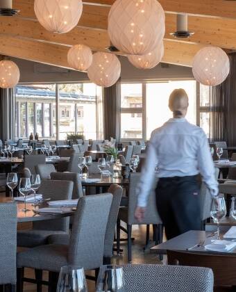 Den egna restaurangen är KRAV-certifierad och serverar hållbara måltider gjorda på säsongens lokala råvaror.