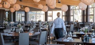 Hotellets restaurant er KRAV-sertifisert og serverer bærekraftige måltider med sesongens råvarer fra regionen.