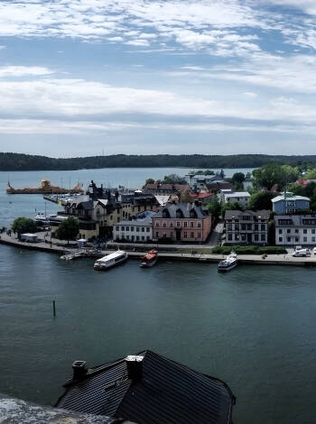 Vaxholm – hjertet af skærgården. Oplev den historiske fæstning, nyd en sommerkaffe ved havnen og gå på opdagelse i unikke lokale butikker.