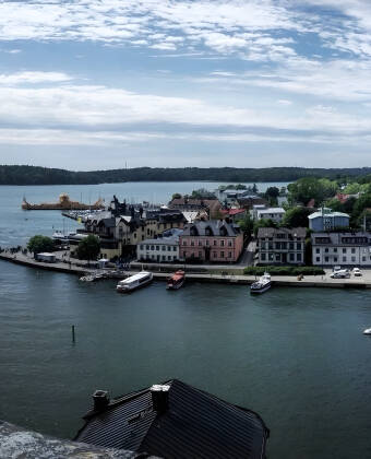 Vaxholm – hjertet av skjærgården. Opplev den historiske festningen, nyt en sommerkaffe ved havnen og utforsk unike lokale butikker.
