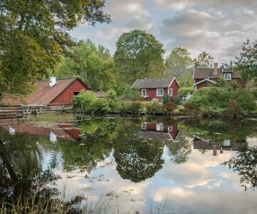 Wira Bruk ist ein historischer Ort, an dem einst Schwerter für König Karl XII geschmiedet wurden. Heute erwarten Sie idyllische Schmieden, ein Café und ein Museum am Fluss Wiraån