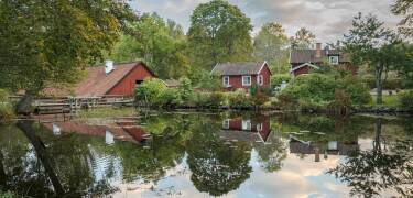 Wira Bruk ist ein historischer Ort, an dem einst Schwerter für König Karl XII geschmiedet wurden. Heute erwarten Sie idyllische Schmieden, ein Café und ein Museum am Fluss Wiraån