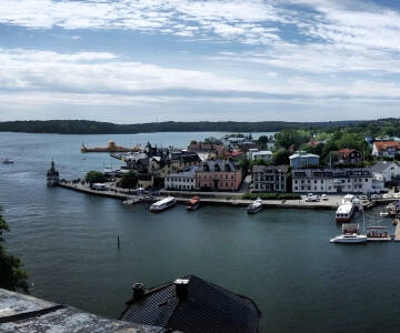 Vaxholm – das Herz der Schären. Erleben Sie die historische Festung, genießen Sie einen Sommerkaffee am Hafen und entdecken Sie einzigartige lokale Geschäfte.
