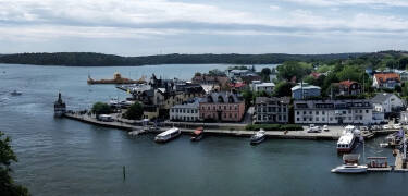 Vaxholm – das Herz der Schären. Erleben Sie die historische Festung, genießen Sie einen Sommerkaffee am Hafen und entdecken Sie einzigartige lokale Geschäfte.