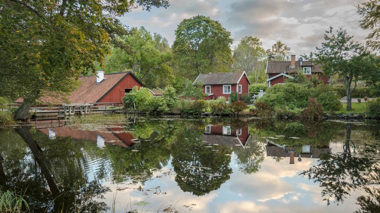 Wira Bruk er et historisk område, hvor der engang blev smedet sværd til kong Karl XII. I dag byder stedet på hyggelige smedjer, en café og et museum ved Wiraån.