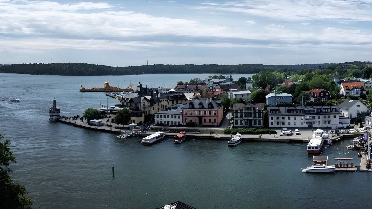 Vaxholm – hjertet av skjærgården. Opplev den historiske festningen, nyt en sommerkaffe ved havnen og utforsk unike lokale butikker.