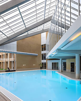 Nach einem Tag voller Aktivitäten können Sie im Hotel zum Beispiel mit Dampfbad, Sauna und Hallenbad entspannen.