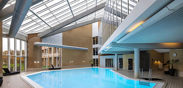 Efter en dag fuld af aktiviteter kan I f.eks. slappe af på hotellet med dampbad, sauna og indendørs swimmingpool.