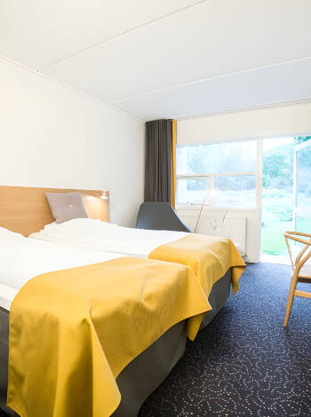 Finn er tillrätta i de bekväma och ljusa rummen. Alla hotellrummen har egen altan eller terrass.