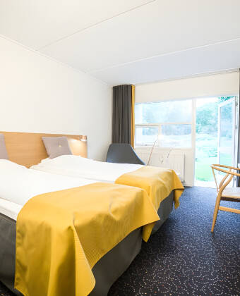 Find Jer godt tilrette på et af de komfortable og lyse værelser. Alle hotellets værelser har egen altan eller terrasse.