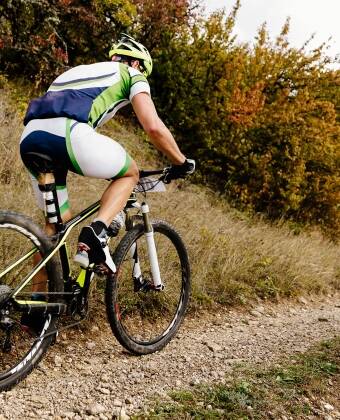 Das Hotel und die Umgebung bieten zahlreiche Möglichkeiten für sportliche Aktivitäten wie Mountainbiking und Hockey.