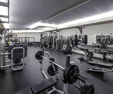 Hold på formerne med en tur i hotellets eget fitnesscenter.