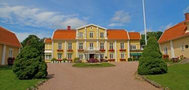 Ronnums Herrgård välkomnar er in i sin inbjudande och historiska miljö, med rötter från 1100-talet.