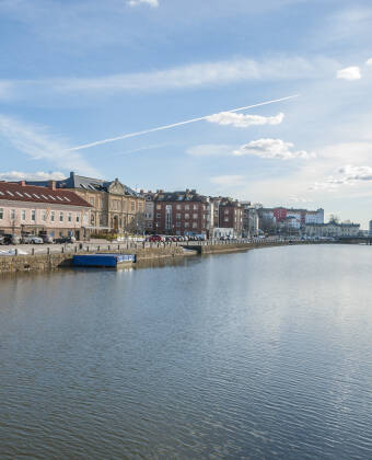Besøk den sjarmerende byen Vänersborg, eller kjør en tur ut til Trollhättefallet - mulighetene er mange.