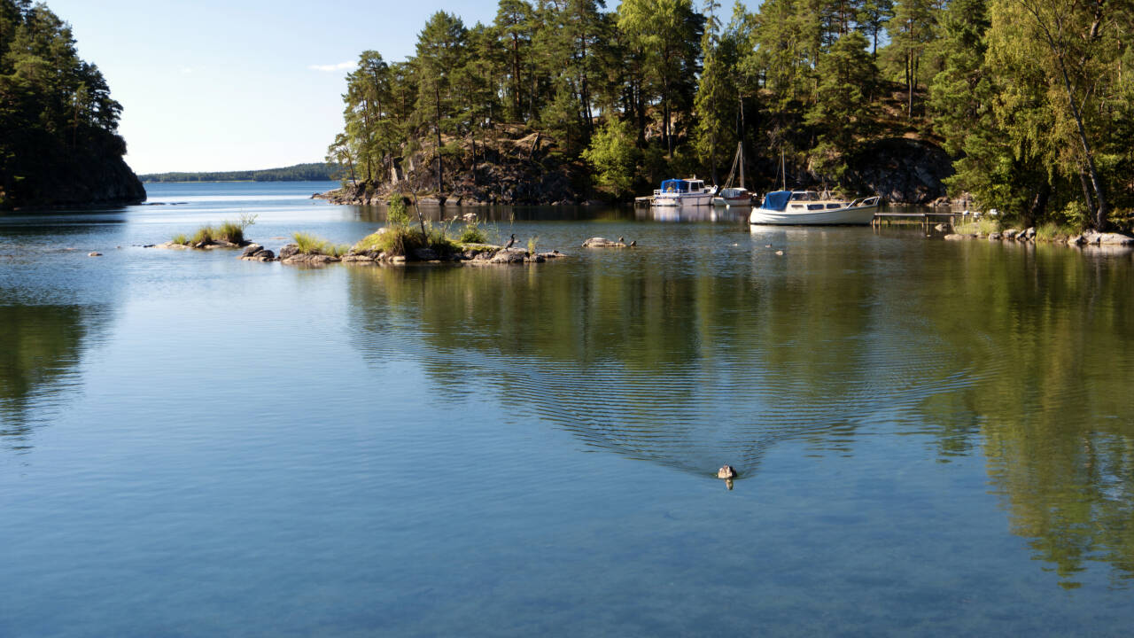 I bor tæt på Vänerns sydlige kyst, med gode muligheder for hyggelige gåture og badeture om sommeren.