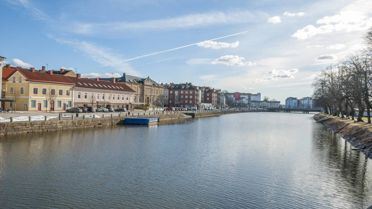 Besøk den sjarmerende byen Vänersborg, eller kjør en tur ut til Trollhättefallet - mulighetene er mange.