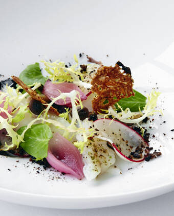 Njut av en utsökt middag på Restaurant Linden, där färska, lokala ingredienser och hållbart nordiskt kök står i centrum.