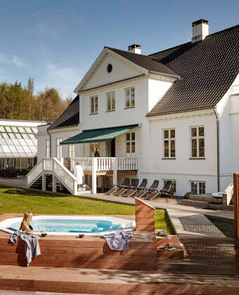 Slap af og lad op i hotellets berømte spa- og wellnessområde med beroligende behandlinger og udendørs boblebade.