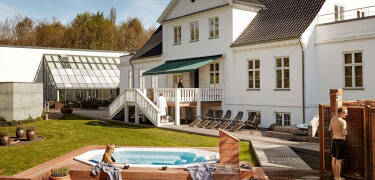 Slap af og lad op i hotellets berømte spa- og wellnessområde med beroligende behandlinger og udendørs boblebade.