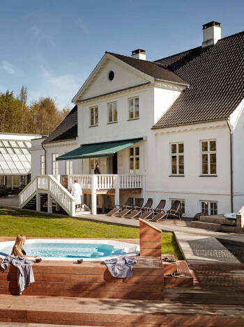 Koppla av och ladda batterierna i hotellets berömda spa- och wellnessavdelning, med lugnande behandlingar och bubbelpooler utomhus.