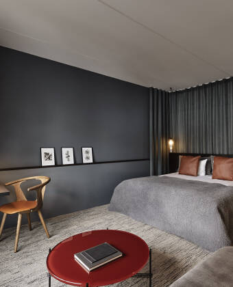 Nyd de indbydende værelser i nordisk stil med superkomfortable senge og et roligt, moderne design.