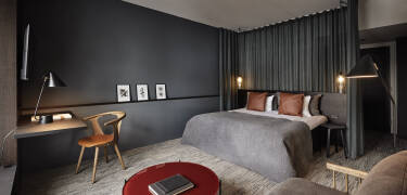 Njut av de inbjudande rummen i nordisk stil, med superbekväma sängar och en lugn, modern design.