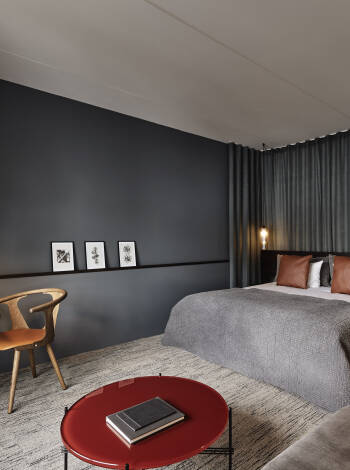 Njut av de inbjudande rummen i nordisk stil, med superbekväma sängar och en lugn, modern design.
