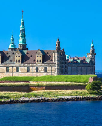Kronborg Slot, som er på UNESCO's verdensarvsliste, ligger kun en kort køretur væk.